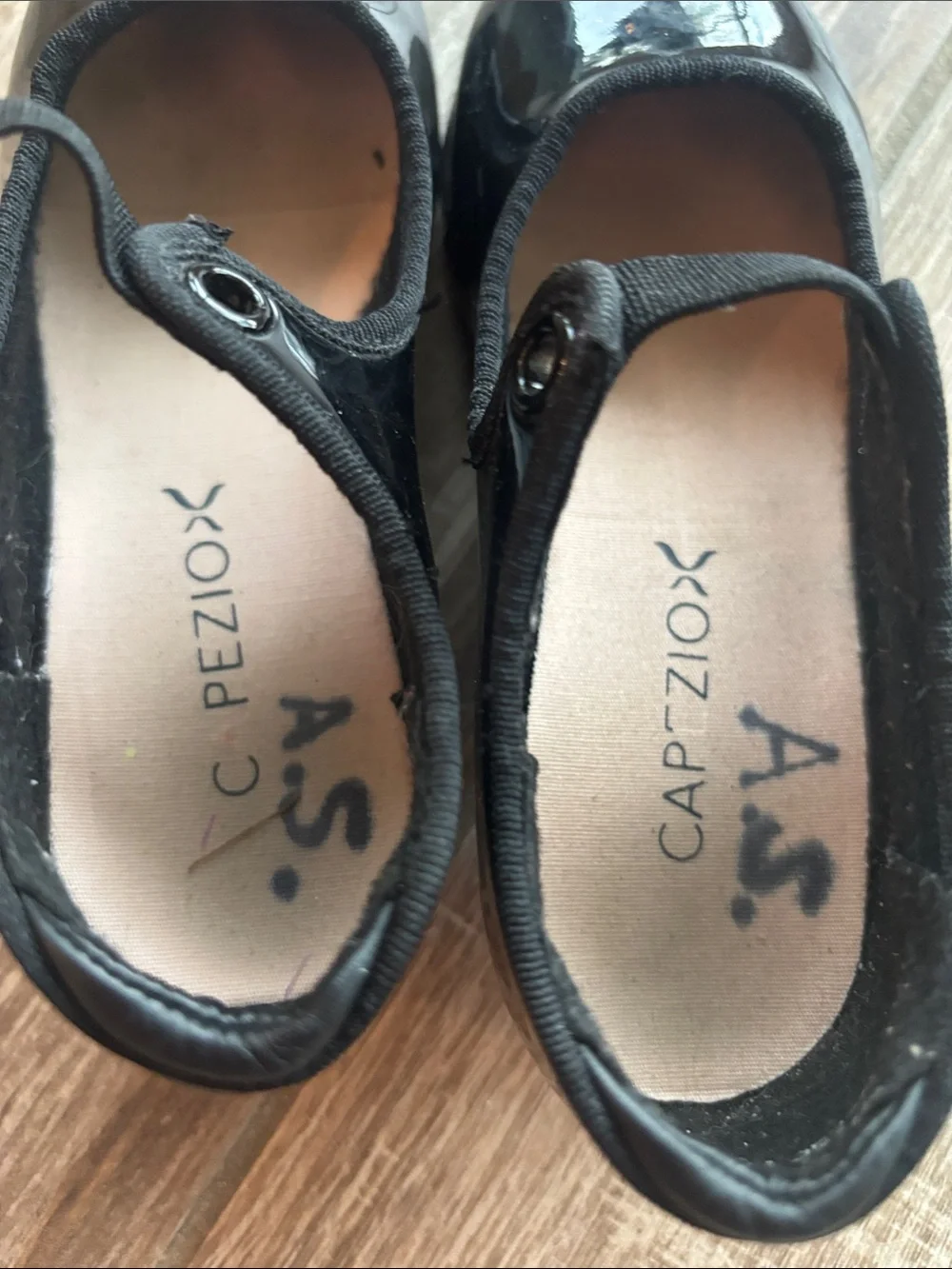 Capezio Black Patent Mary Jane Tap Shoes for toddlers size 9.5 in good condition